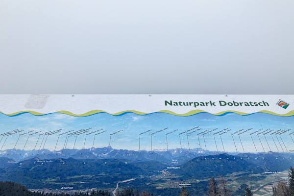 Aussichtstafel am Dobratsch bei Nebel