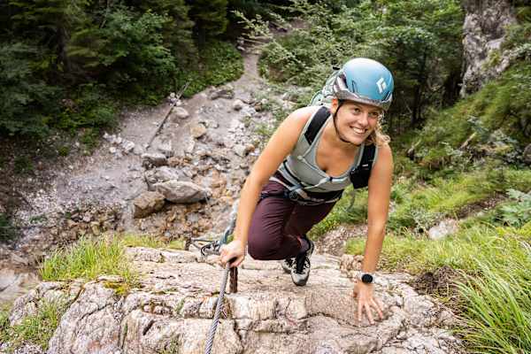 Bergsteigerin in der Rotschitza-Klamm