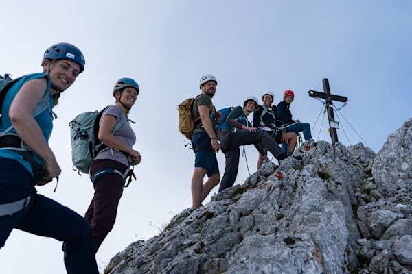 Bergsteiger am Gipfel des Mittagskogels