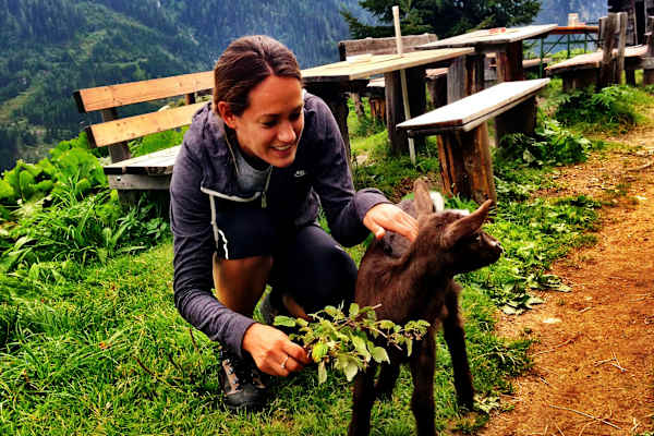 Bianca Schwarzjirg beim Wandern