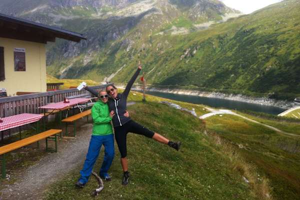 Bianca Schwarzjirg beim Wandern