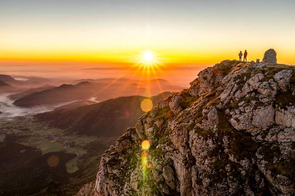 Einen weiteren atemberaubenden Blick auf den Sonnenaufgang hat man direkt am Kaiserstein, nur 2-3 Minuten von der Fischerhütte entfernt.