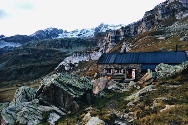 Ana Zirner auf Alpenüberquerung Binntalhütte
