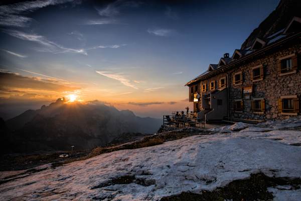 Die Adamekhütte wird von den letzten Sonnenstrahlen geküsst