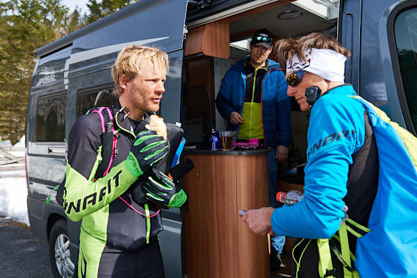 Beni Böhm isst Wurstsemmel