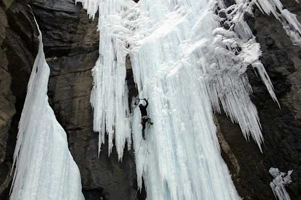 Klettern am Eisfall in Kanada