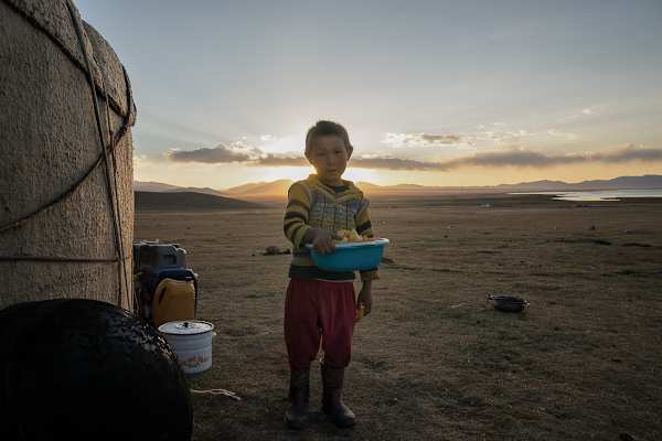 Ein einheimischer Junge vor seinem Zuhause.
