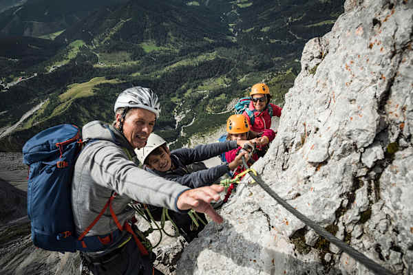 Herbert Raffalt (Bergführer und Fotograf) mit Familie am Dachstein beim Besteigen eines Klettersteiges