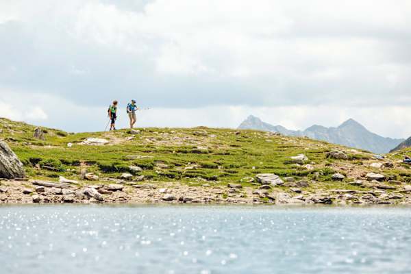 Von der Gampielalm aus führt der Weg auf die Edelrauthütte am Eisbruggsee vorbei