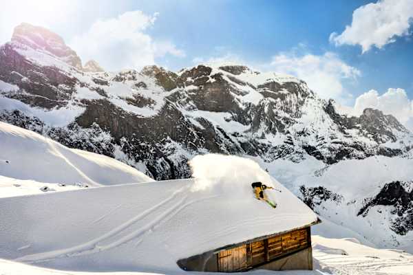 Auf den Dächern der Hütten im Engelbergertal liegt soviel Schnee, dass sie für einen Powderspray ebenso geeignet sind
