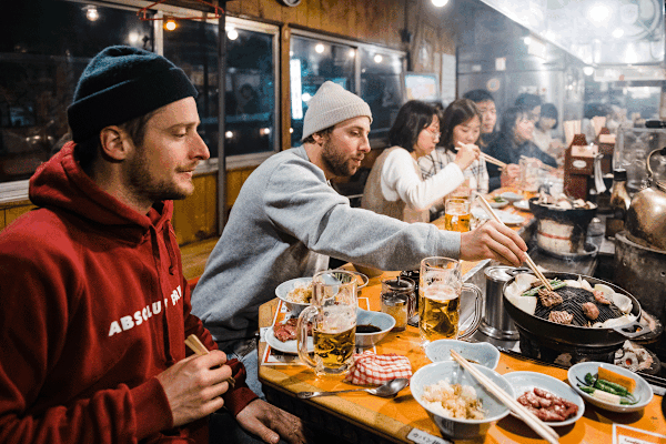 Ein langer Tag am Berg macht unglaublich hungrig. Typisches Abendessen in einem der unzähligen Lokale von Sapporo