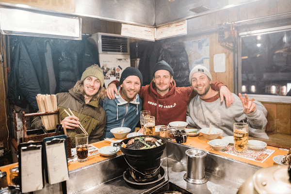 Volle Bäuche haben leicht grinsen. Die gesamte Crew an einem Tisch