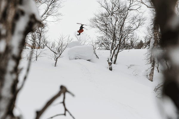 Josh macht es ihm gleich und setzt einen smoothen Flatspin hinterher