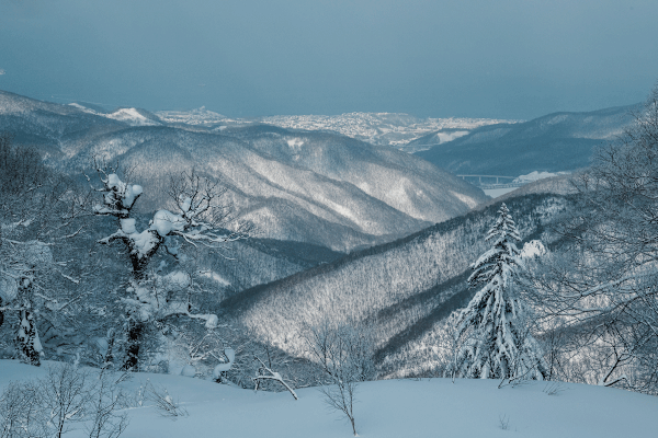 Die Berge von Kiroro und ihr verspieltes Gelände