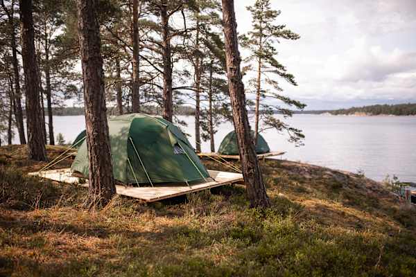 Campvibes: Um Vegetation und Boden zu entlasten wurden eigene Plattformen für die Zelte errichtet