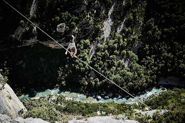 Highliner über dem Fluss Verdon