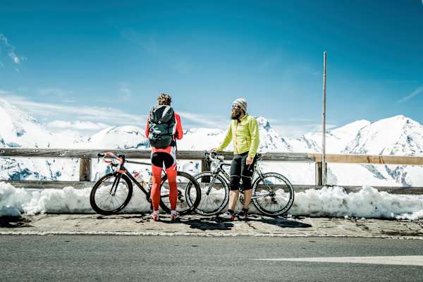 Alpinist Stephan Keck und Ex-Radprofi Gerrit Glomser (in rot) auf der Großglockner-Hochalpenstraße