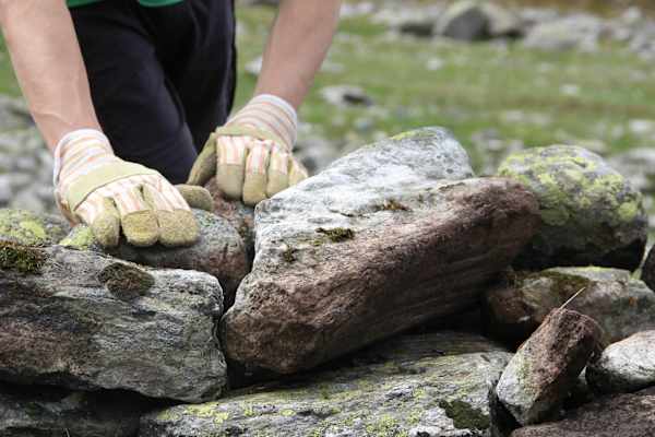 Beim Steine schleppen sind kräftige Hände gefragt
