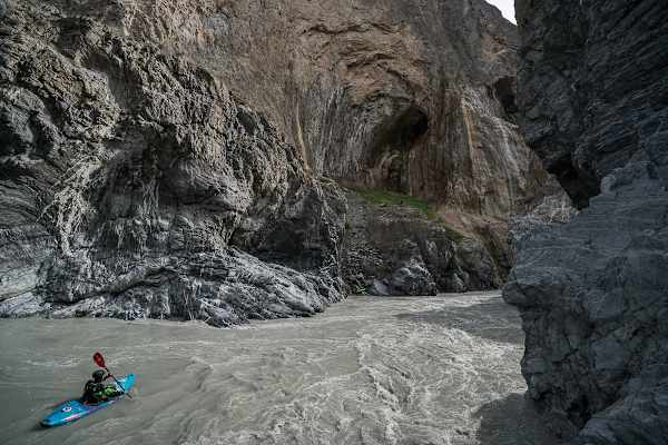 Kristof in der letzten Schlucht, mit den Augen Gottes im Hintergrund