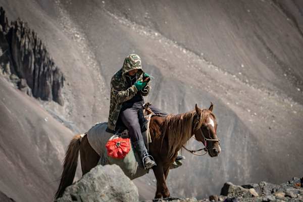 Reiter mit Smartphone Kirgisistan
