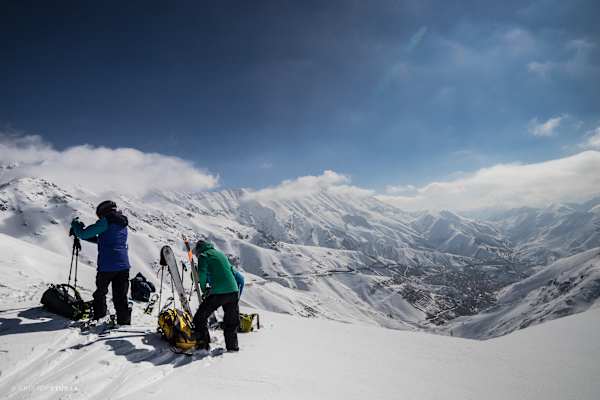 Felicitas und Anna machen sich für eine endlose Abfahrt durch unberührten Powder bereit