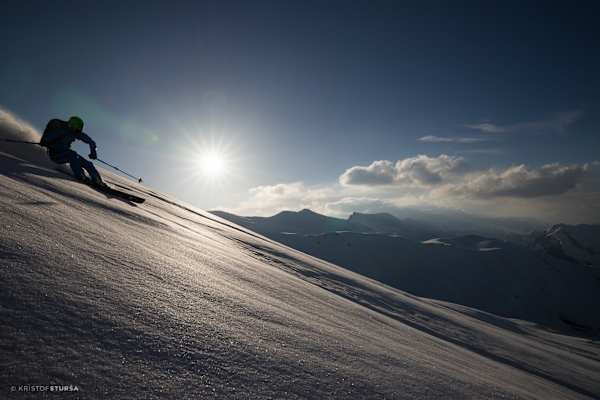 Skifahrer macht Turn im Sonnenuntergang