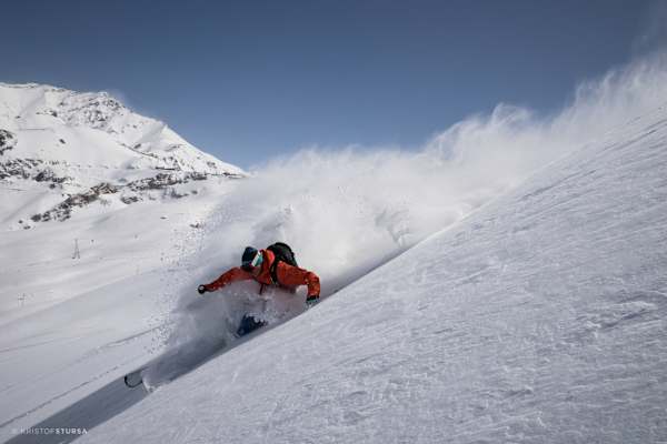 Skifahrer macht Turn im tiefen Powder