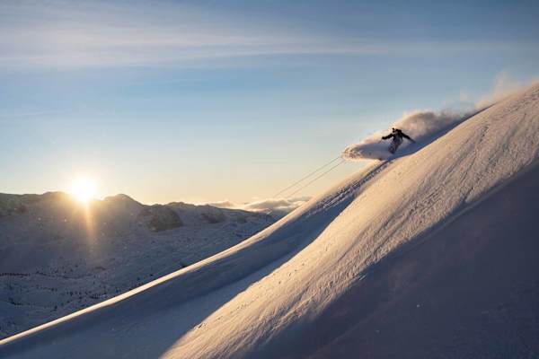 Im sanften Abendlicht: Wenige Höhenmeter oberhalb der Freeride-Variante „Imisl“ findet sich auch am späten Nachmittag noch unverspurter Pulver