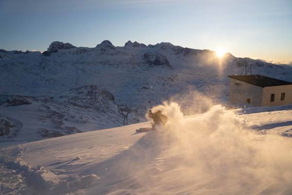 Letzte Turns im Sonnenuntergang oberhalb der Bergstation Krippenstein