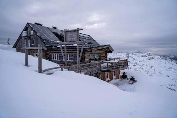 Die großartige Krippenstein-Lodge beifndet sich direkt neben der Bergstation und lädt zum Verweilen und Essen ein