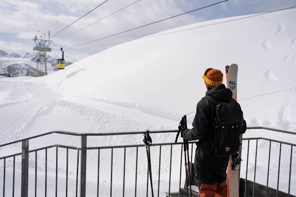 Die kleine gelbe Gondel verbindet das Gipfelplateau mit der Gjaid Alm Hütte auf 1.738 m