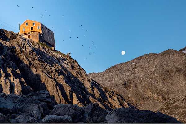 Die Totalphütte im Rätikon im Morgenlicht
