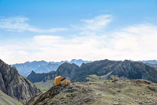 Die Totalphütte im Rätikon mit umliegender Bergwelt