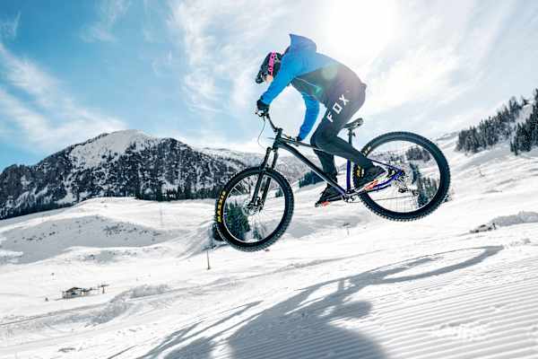 Fatbiker auf einer Skipiste