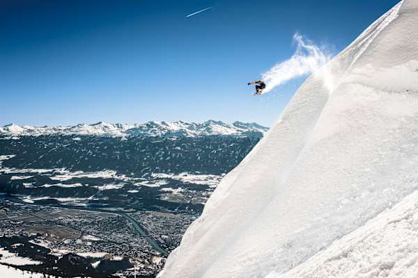 Alex Fischer beim Snowboarden über Innsbruck