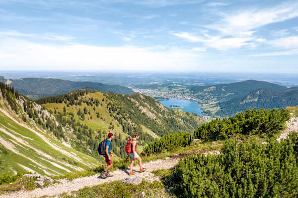 Auf dem Weg zum Gipfel der Brecherspitze, der Schliersee im Hintergrund