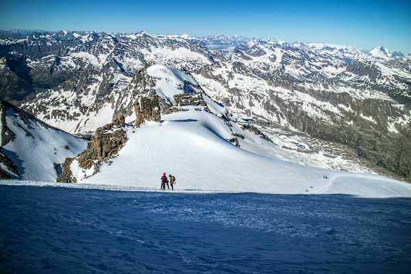 Gran Paradiso: Schutz vor Wind und Sonne im Schatten des felsigen Gipfelaufbaus