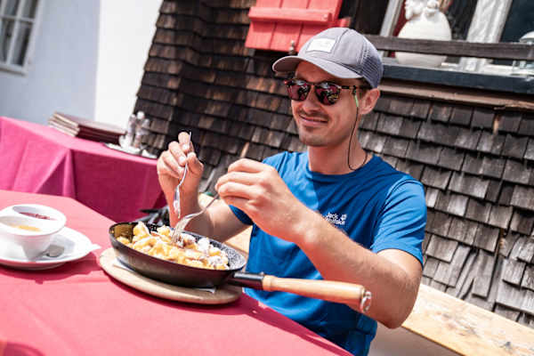 Ernst ist süchtig nach Kaiserschmarrn! Der vom Gasthof Auerhahn am Vorarlberger Lechweg schmeckte ihm am Ende der ersten Etappe besonders gut