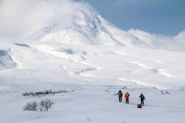 Drei Tourengeher auf Onekotan