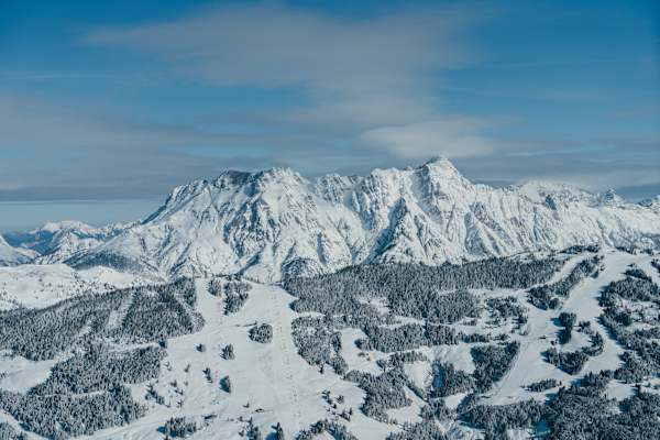 Blick Richtung Leoganger Steinberge mit dem markanten Breithorn (2.364 m, rechts)