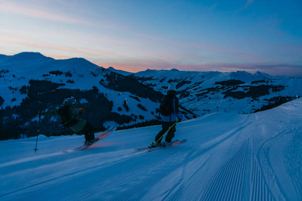 Gemeinsame Abfahrt zur blauen Stunde hinab ins Tal