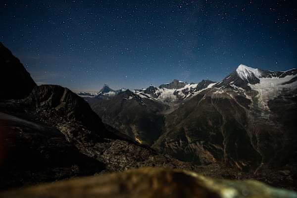 Mattertal, Matterhorn und Weisshorn bei Nacht