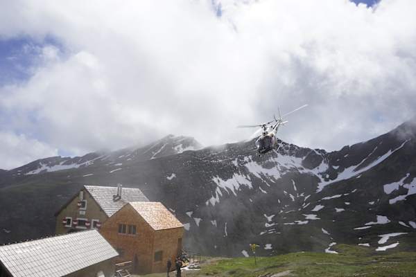 Der letzte Hubschrauberflug: Brandschutztüren und letzte Einrichtungsgegenstände werden noch geliefert.