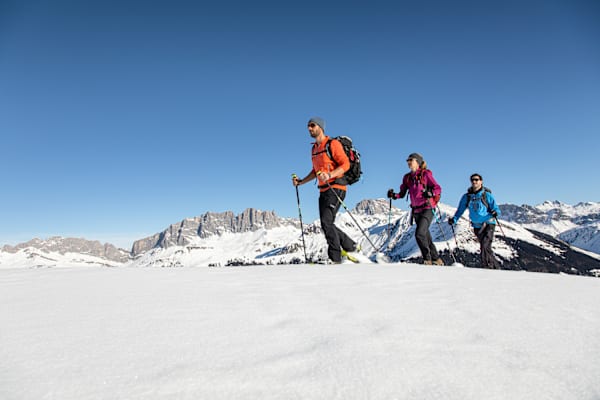 Mit Schneeschuhen gemütlich durch den Schnee.