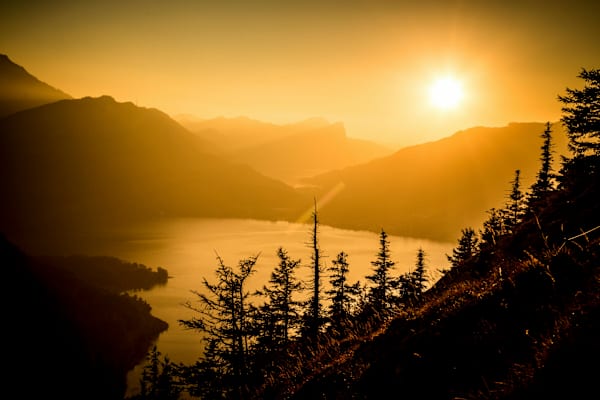 Sonnenuntergang mit Blick auf Atterseee & Mondsee. Alles wie in Gold getaucht.