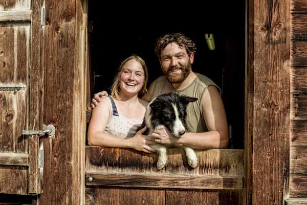 Glückliche Sennen: Jessica und Raphael Rinnerthaler mit Hund Rocky.