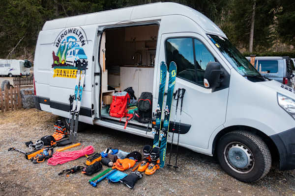 Skihochtourenausrüstung vor einem Van