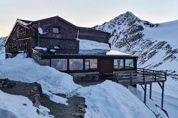 Die Similaunhütte mit ihren Panoramafenstern