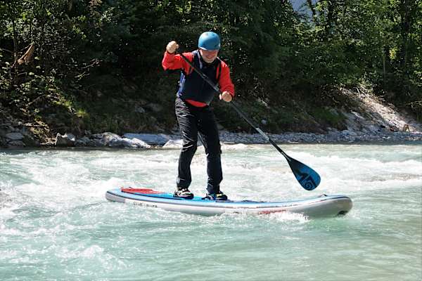 Stand-Up-Paddler im Wildwasser