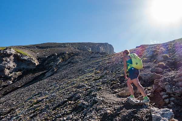 Bergwelten-Autorin Riki am Weg auf das Sonnjoch